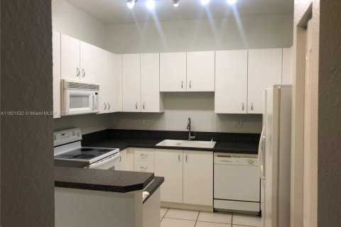 Villa ou maison à louer à Doral, Floride: 2 chambres, 87.89 m2 № 1977493 - photo 4