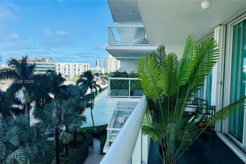 Condominio en Miami Beach, Florida, 2 dormitorios  № 2029932