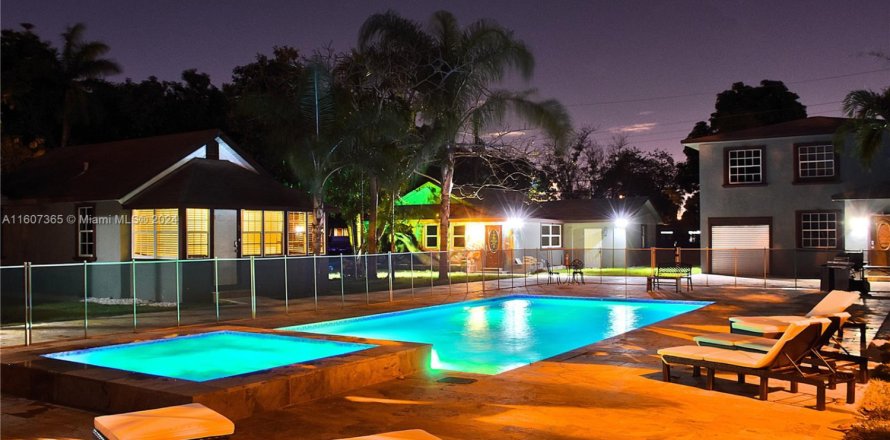 Villa ou maison à Hollywood, Floride 8 chambres, 570.23 m2 № 1702745