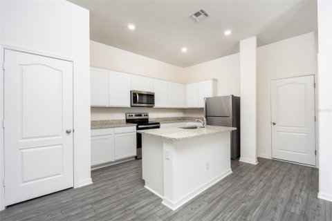 Townhouse in Dundee, Florida 3 bedrooms, 168.8 sq.m. № 1905940 - photo 5