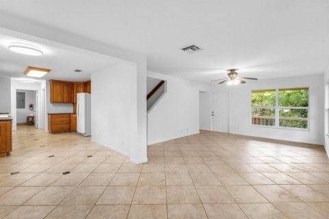 House in Lake Worth, Florida 4 bedrooms, 160.54 sq.m. № 2181031 - photo 13
