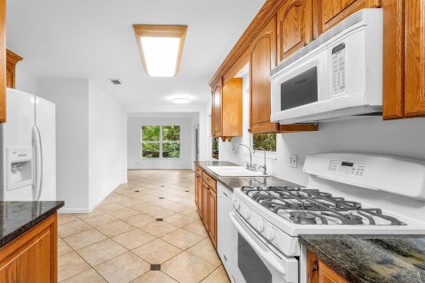 House in Lake Worth, Florida 4 bedrooms, 160.54 sq.m. № 2181031 - photo 15