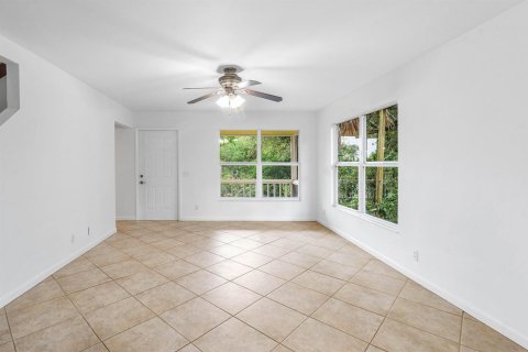 House in Lake Worth, Florida 4 bedrooms, 160.54 sq.m. № 2181031 - photo 11
