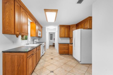 House in Lake Worth, Florida 4 bedrooms, 160.54 sq.m. № 2181031 - photo 17