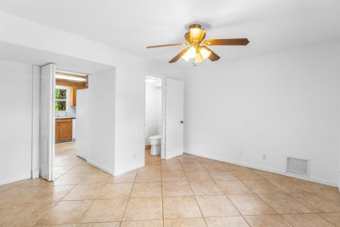 House in Lake Worth, Florida 4 bedrooms, 160.54 sq.m. № 2181031 - photo 22