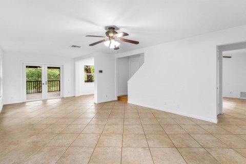 House in Lake Worth, Florida 4 bedrooms, 160.54 sq.m. № 2181031 - photo 14