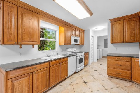 House in Lake Worth, Florida 4 bedrooms, 160.54 sq.m. № 2181031 - photo 16