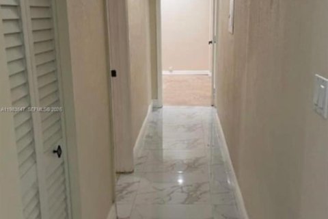 Casa en alquiler en Hialeah, Florida, 2 dormitorios, 125.7 m2 № 2048557 - foto 12