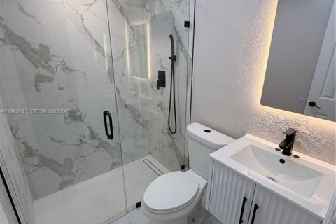 Casa en alquiler en Hialeah, Florida, 2 dormitorios, 125.7 m2 № 2048557 - foto 15