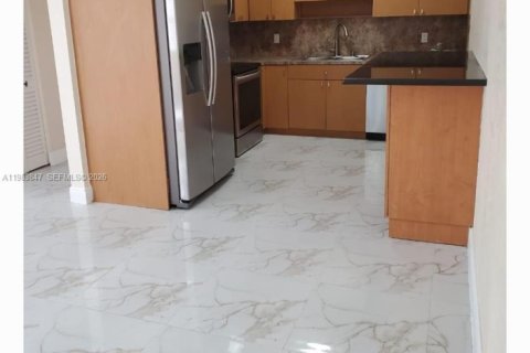 Casa en alquiler en Hialeah, Florida, 2 dormitorios, 125.7 m2 № 2048557 - foto 11