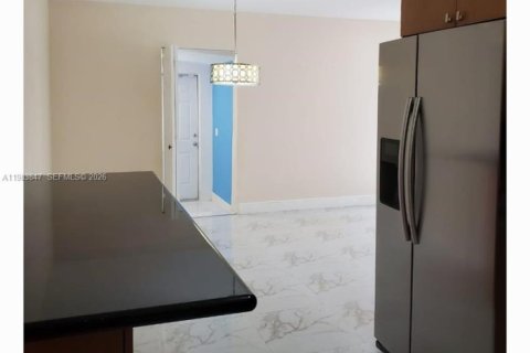 Casa en alquiler en Hialeah, Florida, 2 dormitorios, 125.7 m2 № 2048557 - foto 10