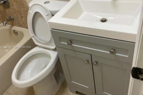 Casa en alquiler en Hialeah, Florida, 2 dormitorios, 125.7 m2 № 2048557 - foto 6