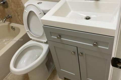 Casa en alquiler en Hialeah, Florida, 2 dormitorios, 125.7 m2 № 2048557 - foto 4