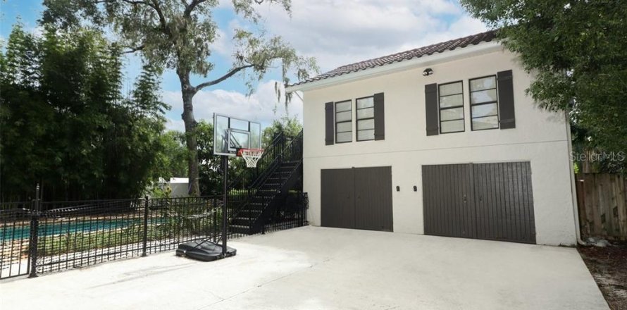 House in Winter Park, Florida 5 bedrooms, 254.09 sq.m. № 2231337