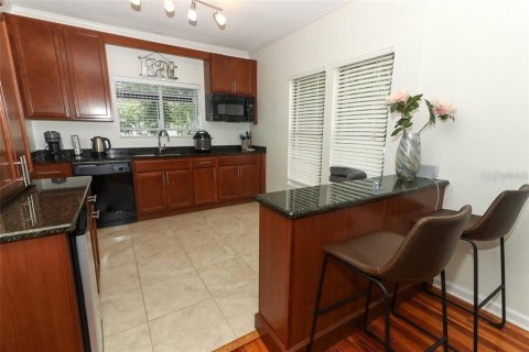 House in Winter Park, Florida 5 bedrooms, 254.09 sq.m. № 2231337 - photo 5
