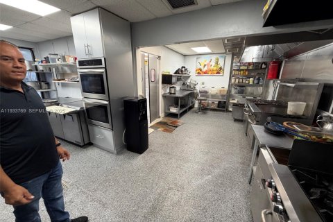 Купить коммерческую недвижимость в Майами, Флорида № 2035188 - фото 2