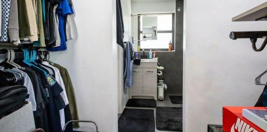 House in Oakland Park, Florida 3 bedrooms, 121.14 sq.m. № 1068532