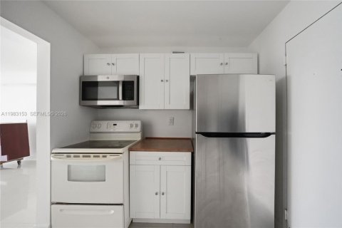 Copropriété à louer à North Miami, Floride: 2 chambres, 89.46 m2 № 2047354 - photo 8