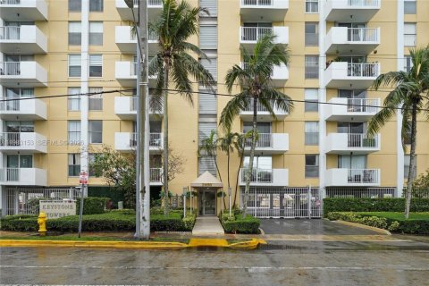 Condo à North Miami, Floride, 2 chambres  № 2047354