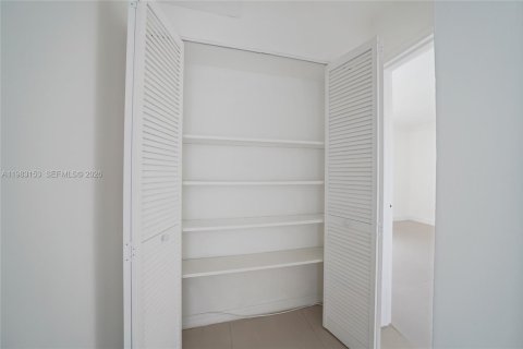 Copropriété à louer à North Miami, Floride: 2 chambres, 89.46 m2 № 2047354 - photo 18