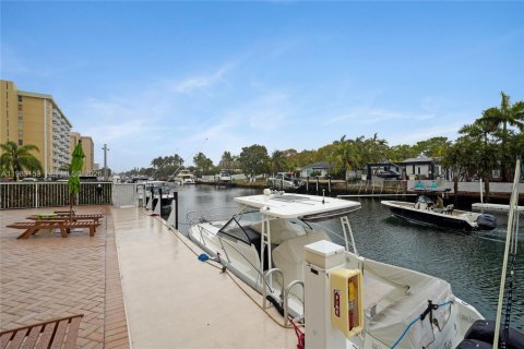 Copropriété à louer à North Miami, Floride: 2 chambres, 89.46 m2 № 2047354 - photo 2