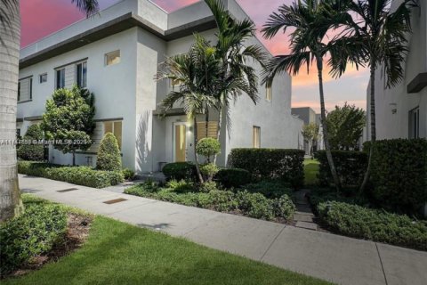 Townhouse in LANDMARK in Doral, Florida 4 bedrooms, 168.34 sq.m. № 1862299 - photo 1