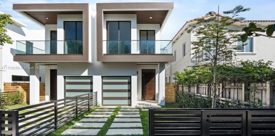 Adosado en Miami, Florida 3 dormitorios, 195.84 m2 № 1484247