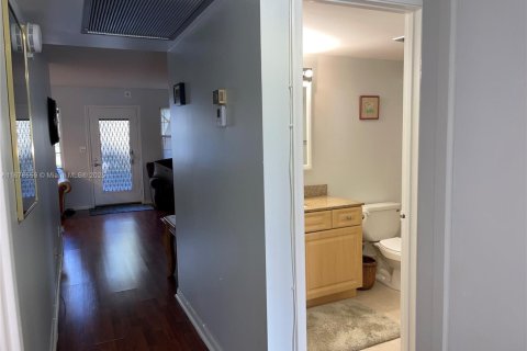 Condo in Coconut Creek, Florida, 2 bedrooms  № 1811730 - photo 13
