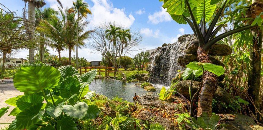 House in Homestead, Florida 4 bedrooms, 221.57 sq.m. № 2031130