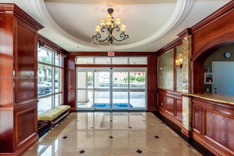 Condo in Surfside, Florida, 3 bedrooms  № 1855306 - photo 20