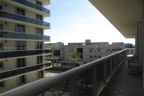 Condo in Surfside, Florida, 3 bedrooms  № 1855306 - photo 6