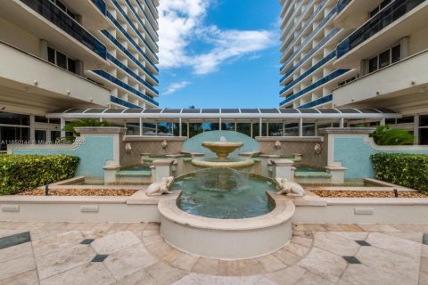 Condo in Surfside, Florida, 3 bedrooms  № 1855306 - photo 17