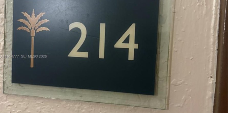 Studio à Condo à North Miami, Floride  № 2009272