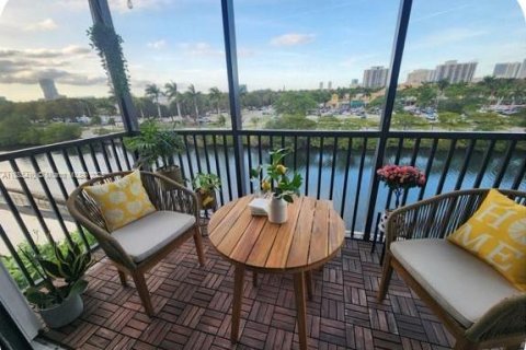 Condominio en alquiler en Aventura, Florida, 2 dormitorios, 92.34 m2 № 1943357 - foto 1