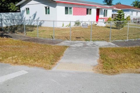 House in Homestead, Florida 4 bedrooms, 139.17 sq.m. № 1811610 - photo 11