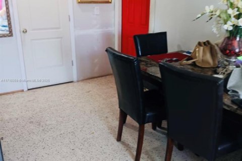 House in Homestead, Florida 4 bedrooms, 139.17 sq.m. № 1811610 - photo 15