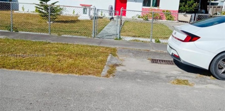 House in Homestead, Florida 4 bedrooms, 139.17 sq.m. № 1811610