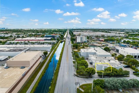 Propiedad comercial en venta en Sweetwater, Florida № 1895637 - foto 28