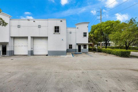 Propiedad comercial en venta en Sweetwater, Florida № 1895637 - foto 3