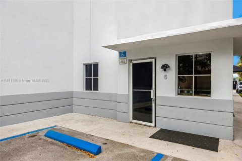 Propiedad comercial en venta en Sweetwater, Florida № 1895637 - foto 2