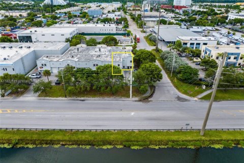 Propiedad comercial en venta en Sweetwater, Florida № 1895637 - foto 27