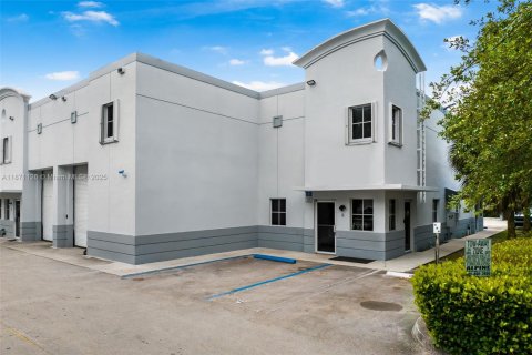 Propiedad comercial en venta en Sweetwater, Florida № 1895637 - foto 1