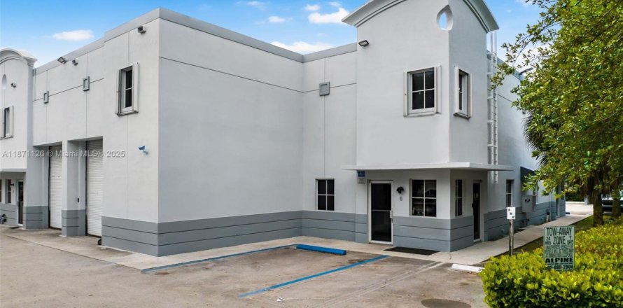 Commercial property in Sweetwater, Florida № 1895637