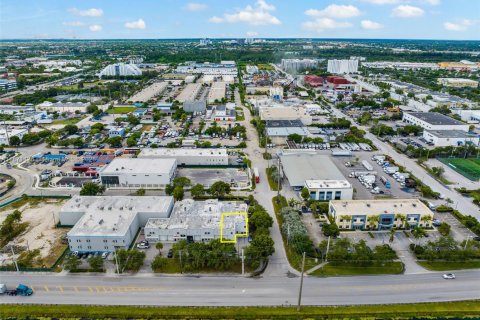 Propiedad comercial en venta en Sweetwater, Florida № 1895637 - foto 29