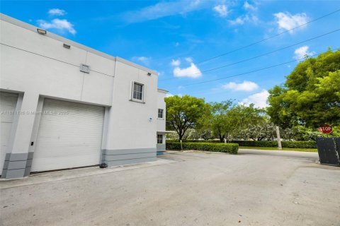 Propiedad comercial en venta en Sweetwater, Florida № 1895637 - foto 4