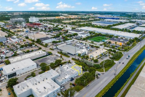 Propiedad comercial en venta en Sweetwater, Florida № 1895637 - foto 30