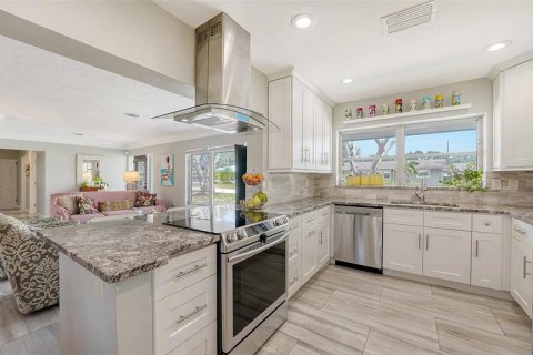 House in Sarasota, Florida 3 bedrooms, 174.28 sq.m. № 1653629 - photo 12