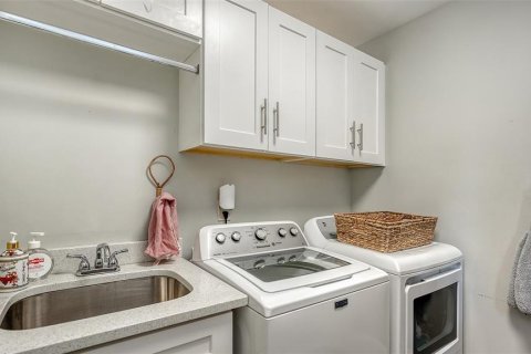 House in Sarasota, Florida 3 bedrooms, 174.28 sq.m. № 1653629 - photo 25