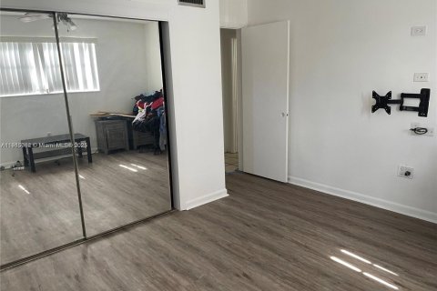 Villa ou maison à louer à Hollywood, Floride: 3 chambres, 170.38 m2 № 1971371 - photo 12