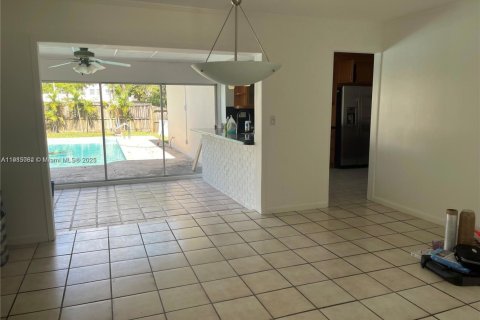 Villa ou maison à louer à Hollywood, Floride: 3 chambres, 170.38 m2 № 1971371 - photo 3